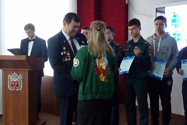 Помогают волонтеры  